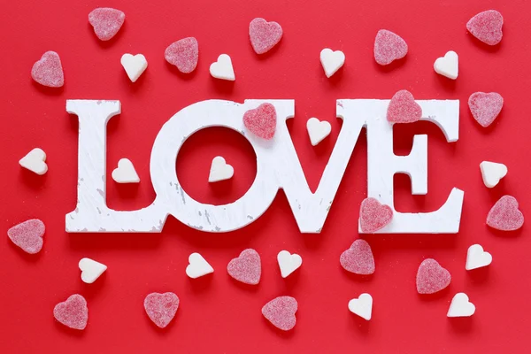 Feestelijke rode achtergrond en zoete suiker harten, Valentijnsdag — Stockfoto