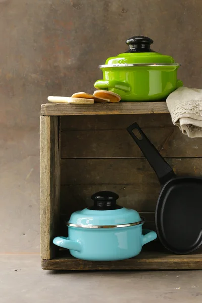 Set of metal pots cookware on a wooden, domestic kitchen — Stock Photo, Image