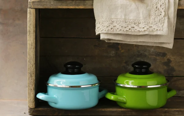 Set of metal pots cookware on a wooden, domestic kitchen — Stock Photo, Image