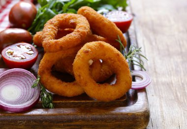 ahşap bir masa, lokanta kızarmış soğan halkaları