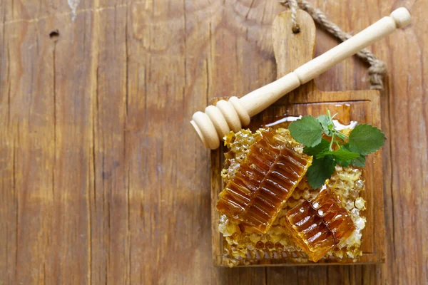 Mel orgânico natural, favos de mel em uma mesa de madeira — Fotografia de Stock
