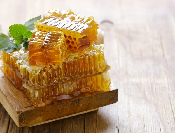 Natuurlijke biologische honing, honingraten op een houten tafel — Stockfoto