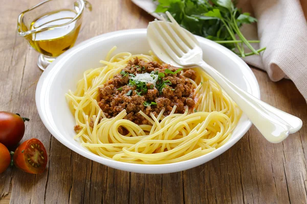 Pâtes traditionnelles à la sauce bolognaise au parmesan et aux herbes — Photo