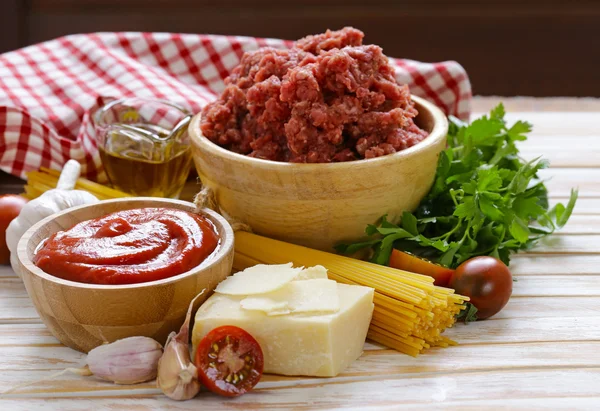 Zutaten für Pasta mit Bolognese-Sauce (Fleisch, Tomatensauce, Knoblauch, Olivenöl)) — Stockfoto