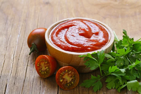 Tomato sauce (ketchup) in a wooden bowl — Stock Photo, Image