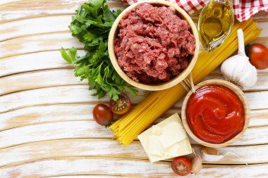 (Et, domates sosu, sarımsak, zeytinyağı bolognese soslu makarna için malzemeler)