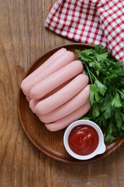 ahşap bir masa üzerinde taze ev yapımı sosis