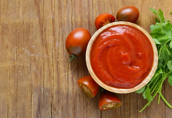 Tomatensaus (ketchup) in een houten kom — Stockfoto