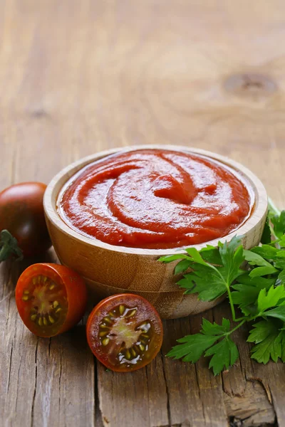 Tomato sauce (ketchup) in a wooden bowl — Stock Photo, Image