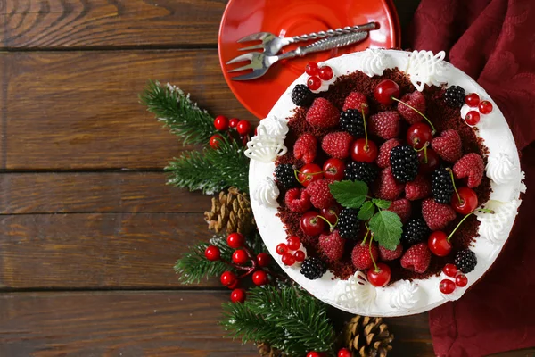 Postre festivo Pastel de Navidad con bayas frescas —  Fotos de Stock