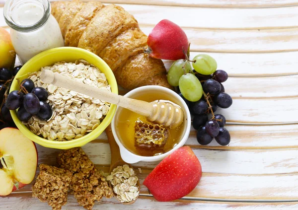 Conjunto de productos para un desayuno saludable, harina de avena, fruta, miel —  Fotos de Stock