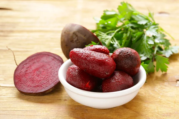 Reife gekochte Rüben für den Salat auf einem Holztisch — Stockfoto