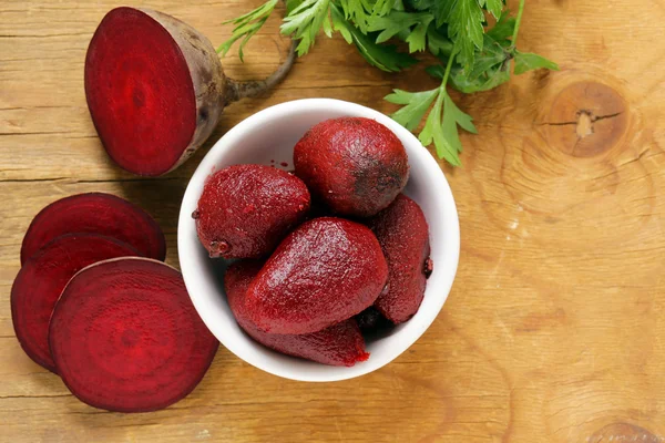 Remolacha en escabeche madura hervida para ensalada en una mesa de madera — Foto de Stock