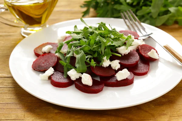 Salad of boiled beets, cheese and arugula — Stock Photo, Image