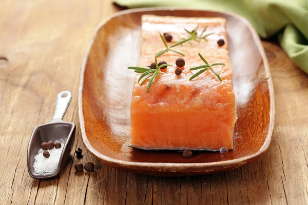 Salmón salado pescado rojo con pimienta negra y romero — Foto de Stock