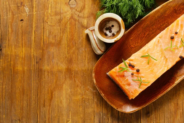 Salmão salgado peixe vermelho com pimenta preta e alecrim — Fotografia de Stock