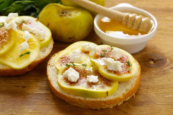 Delicatessen appetizer sandwich with figs, goat cheese and honey — Stock Photo, Image