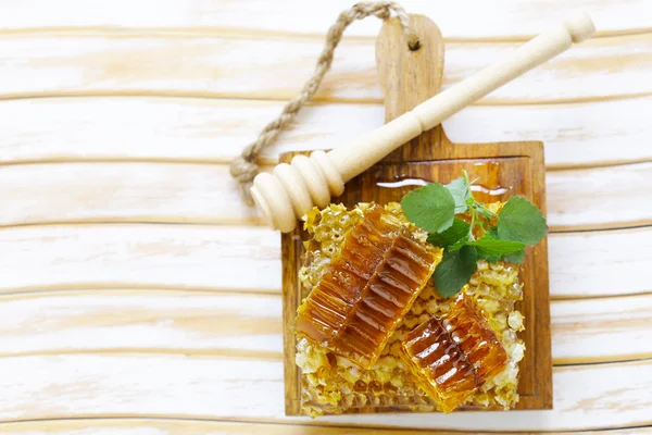 Miel orgánica natural, panales en una mesa de madera — Foto de Stock