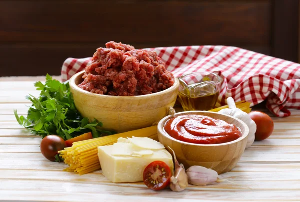 Ingredientes para massas com molho de bolonhesa (carne, molho de tomate, alho, azeite ) — Fotografia de Stock