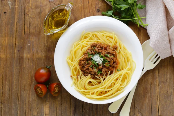 Traditional pasta with Bolognese sauce with parmesan and herbs — Stock Photo, Image
