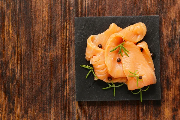 Salmón salado pescado rojo con pimienta negra y romero —  Fotos de Stock