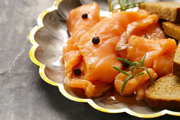 Salmão salgado peixe vermelho com pimenta preta e alecrim — Fotografia de Stock