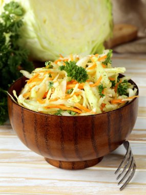 Geleneksel lahana salatası (taze lahana salatası) ahşap bir masa üzerinde