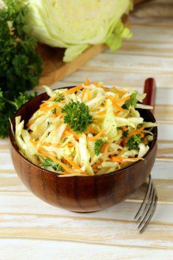 Geleneksel lahana salatası (taze lahana salatası) ahşap bir masa üzerinde