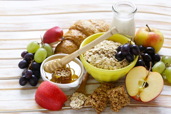 Conjunto de productos para un desayuno saludable, harina de avena, fruta, miel —  Fotos de Stock