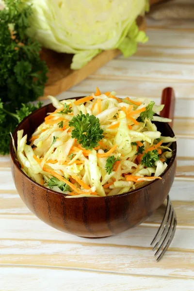 Traditional coleslaw (fresh cabbage salad) on a wooden table — Stock Photo, Image