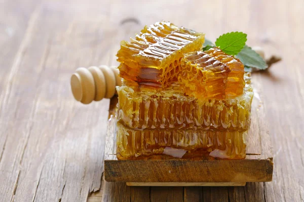 Mel orgânico natural, favos de mel em uma mesa de madeira — Fotografia de Stock