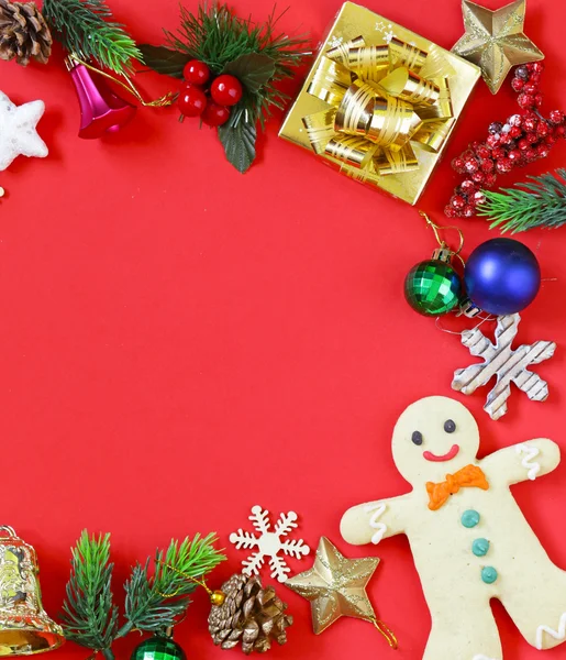 Різдвяний набір - прикраси, подарунки, цукерки, пряники на червоному тлі — стокове фото