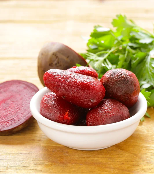 Reife gekochte Rüben für den Salat auf einem Holztisch — Stockfoto