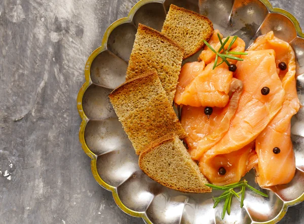 Salmão salgado peixe vermelho com pimenta preta e alecrim — Fotografia de Stock