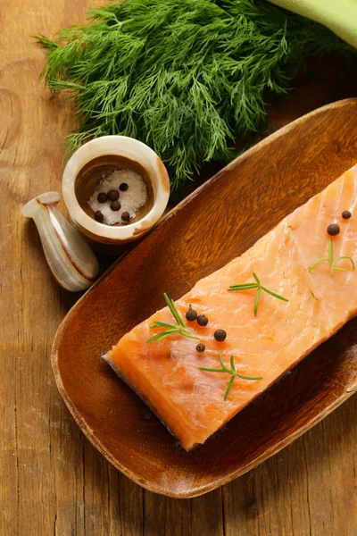 Salmão salgado peixe vermelho com pimenta preta e alecrim — Fotografia de Stock