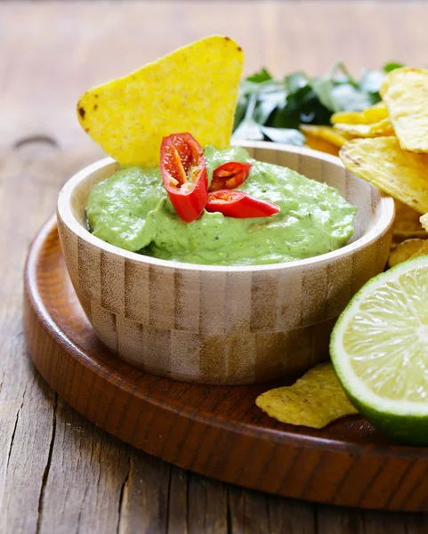 Dopp i avocado guacamole och majschips, mexikansk mat — Stockfoto