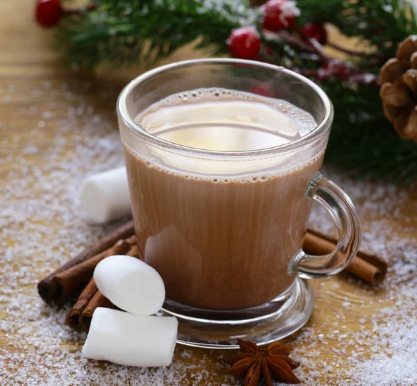 Cacao caliente dulce con malvaviscos, bebida de Navidad de invierno — Foto de Stock