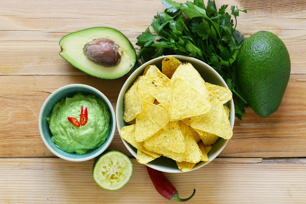 Dopp i avocado guacamole och majschips, mexikansk mat — Stockfoto