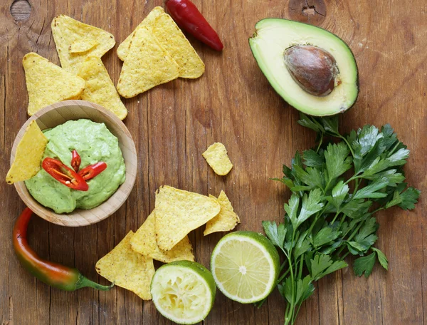 Dip of avocado guacamole and corn chips, Mexican food — Stock Photo, Image
