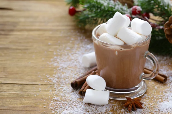 Cacao caliente dulce con malvaviscos, bebida de Navidad de invierno — Foto de Stock