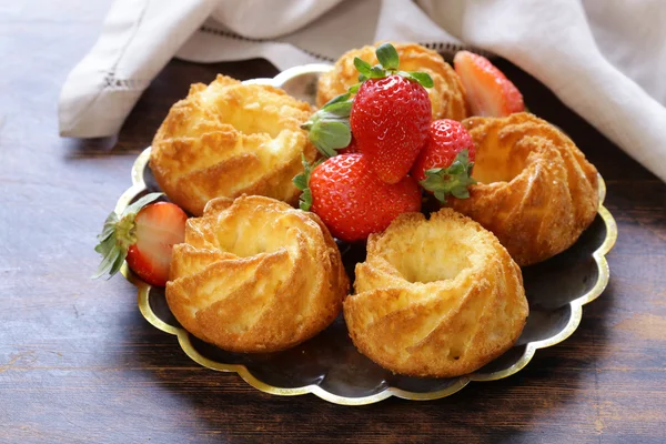 Домашняя выпечка, сладкие кексы со свежими ягодами — стоковое фото