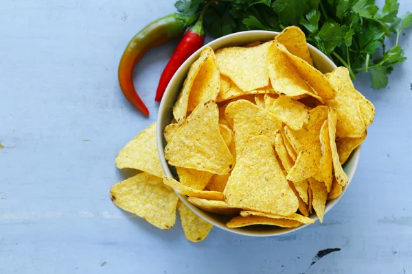 Chips de maíz, nachos en un tazón sobre la mesa —  Fotos de Stock