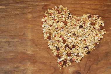 bir kalp şeklinde meyve ve fındık ile sağlıklı beslenme granola tahıl 
