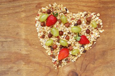 bir kalp şeklinde meyve ve fındık ile sağlıklı beslenme granola tahıl 