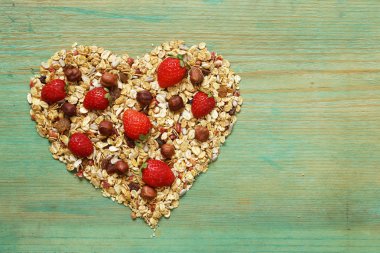 bir kalp şeklinde meyve ve fındık ile sağlıklı beslenme granola tahıl 