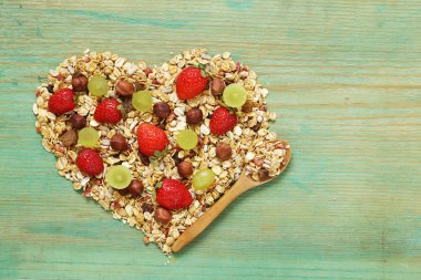 bir kalp şeklinde meyve ve fındık ile sağlıklı beslenme granola tahıl 