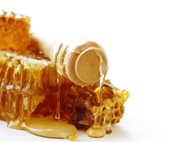 Honeycomb och skopa för honung på en vit bakgrund — Stockfoto