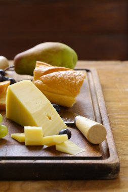 üzüm, armut ve baget ile peynir kurulu