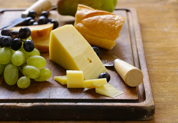 Plateau fromage aux raisins, poire et baguette — Photo