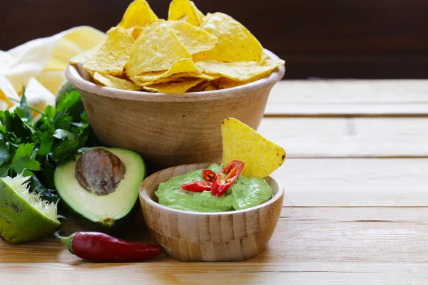 Dip of avocado guacamole and corn chips, Mexican food — Stock Photo, Image